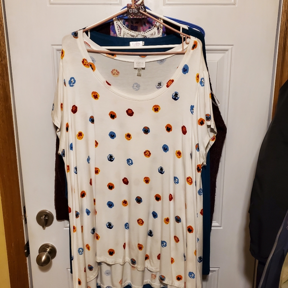 #15 -Cupio curvy floral tee